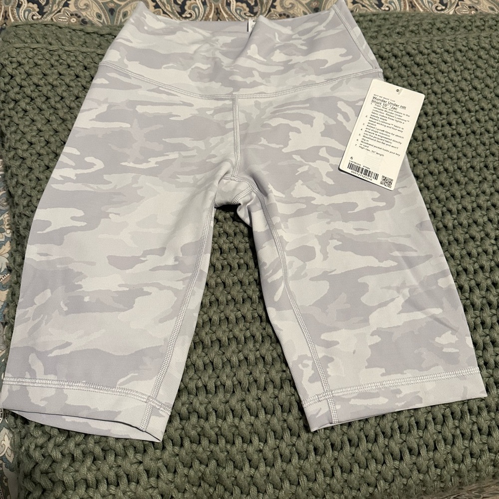 Women”s Lululemon wunder under HR short 10” jac